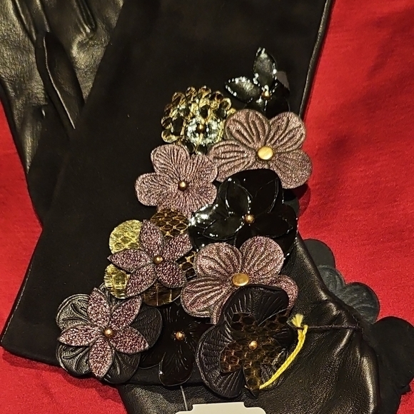 Neiman Marcus NWT Black Leather Gloves with Floral Accents - Picture 3 of 7
